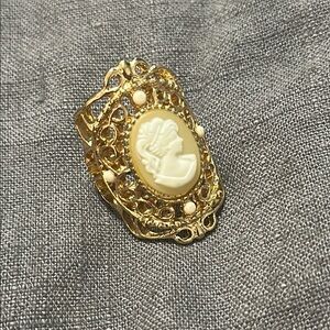 Elegant Gold Cameo Ring